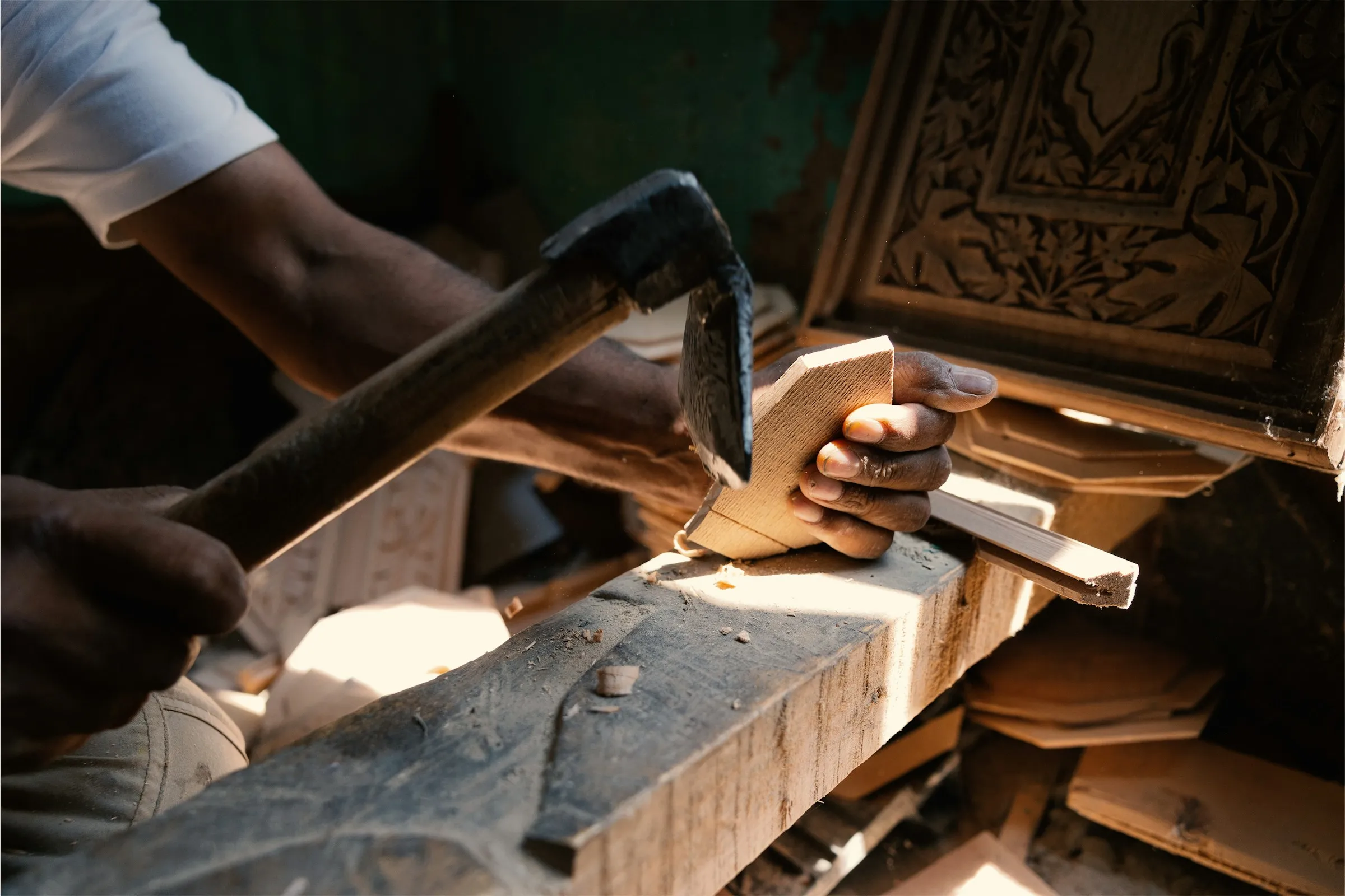 Manos de un artesano trabajando la madera