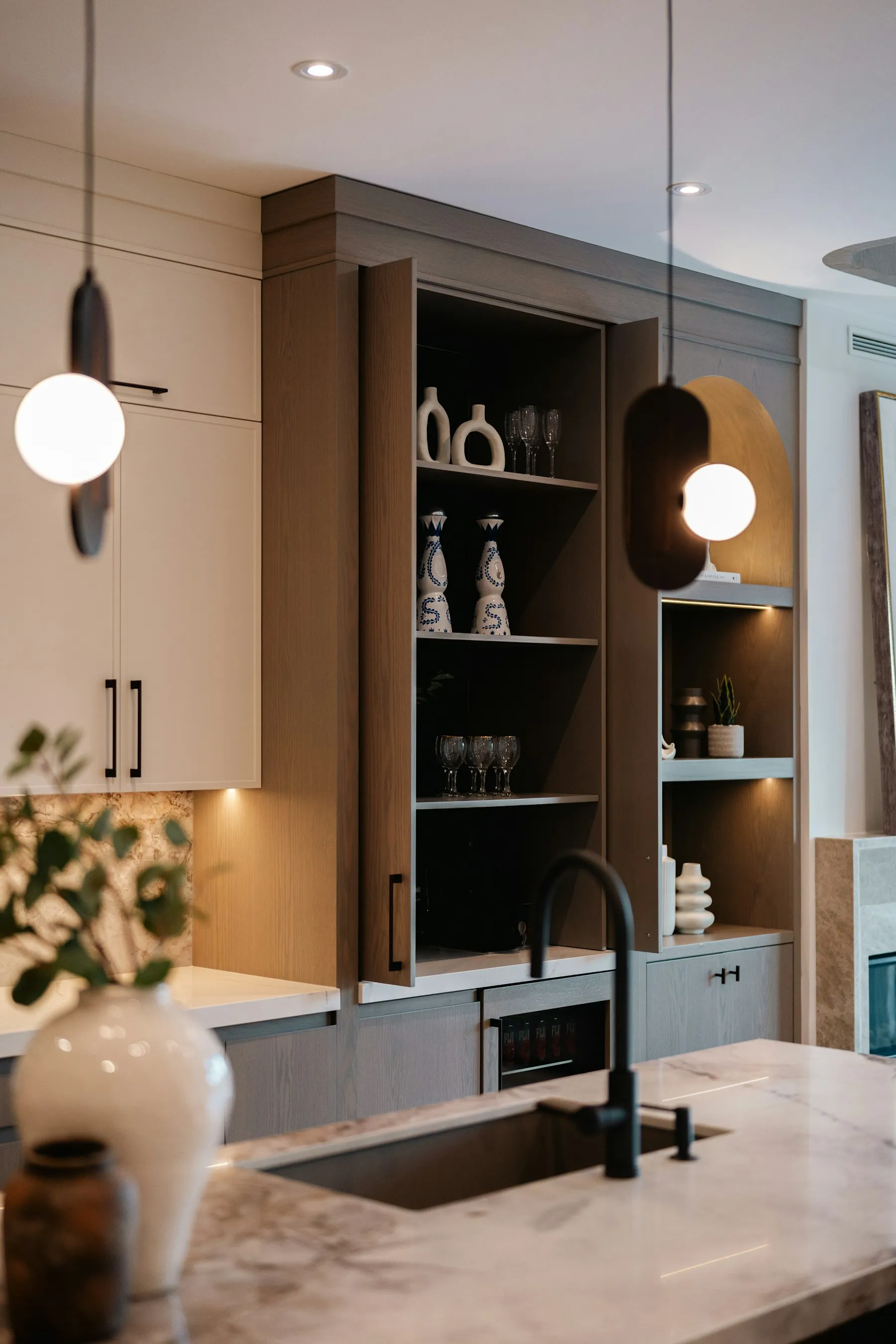 Cocina — isla y almacenaje a medida