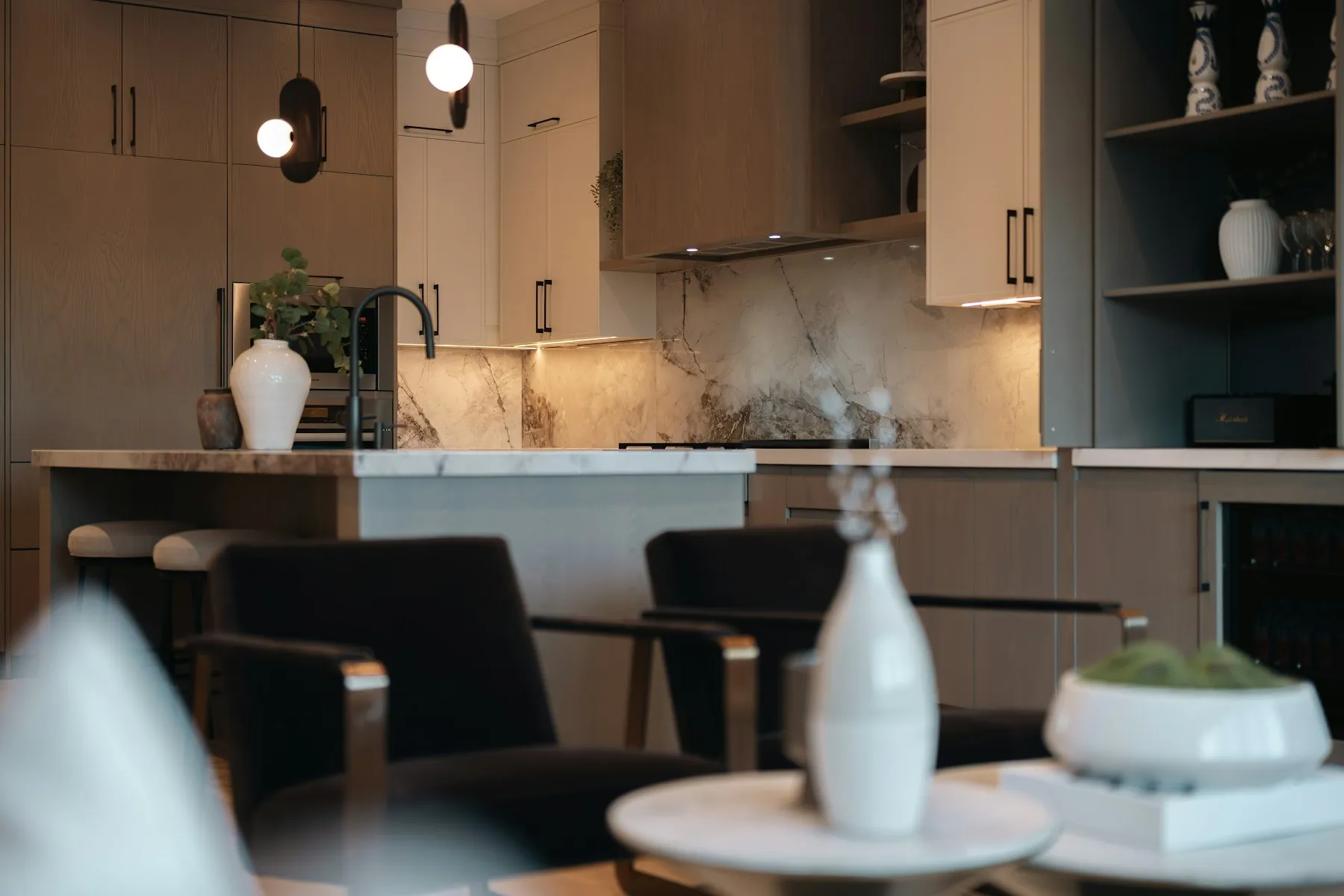 Cocina abierta — carpintería oscura