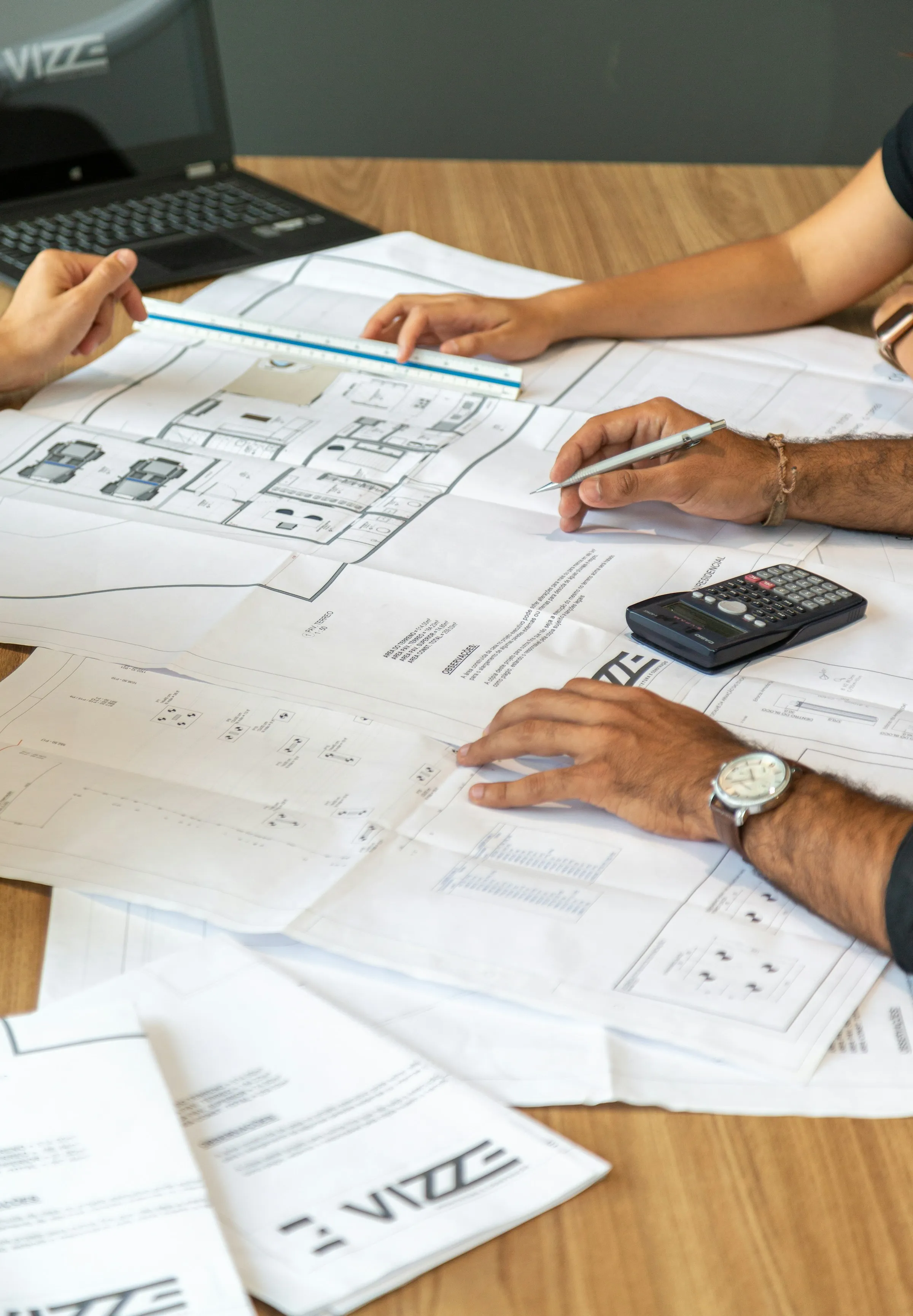 Equipo revisando planos de un proyecto