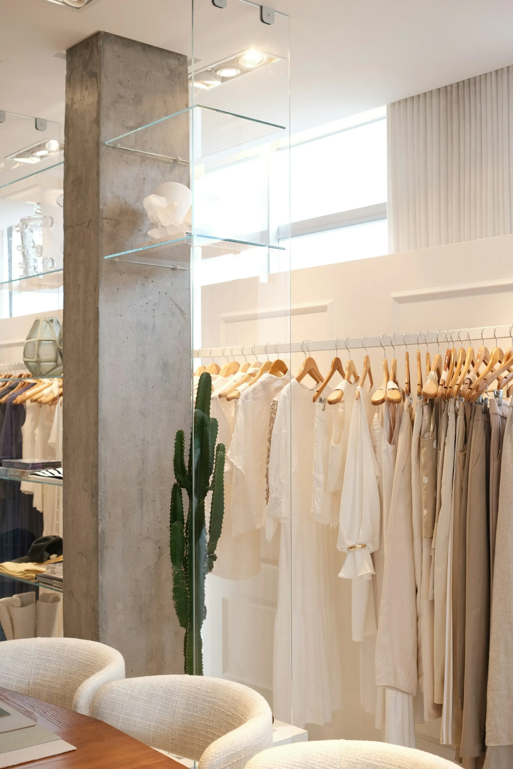 Boutique — hormigón visto y expositores