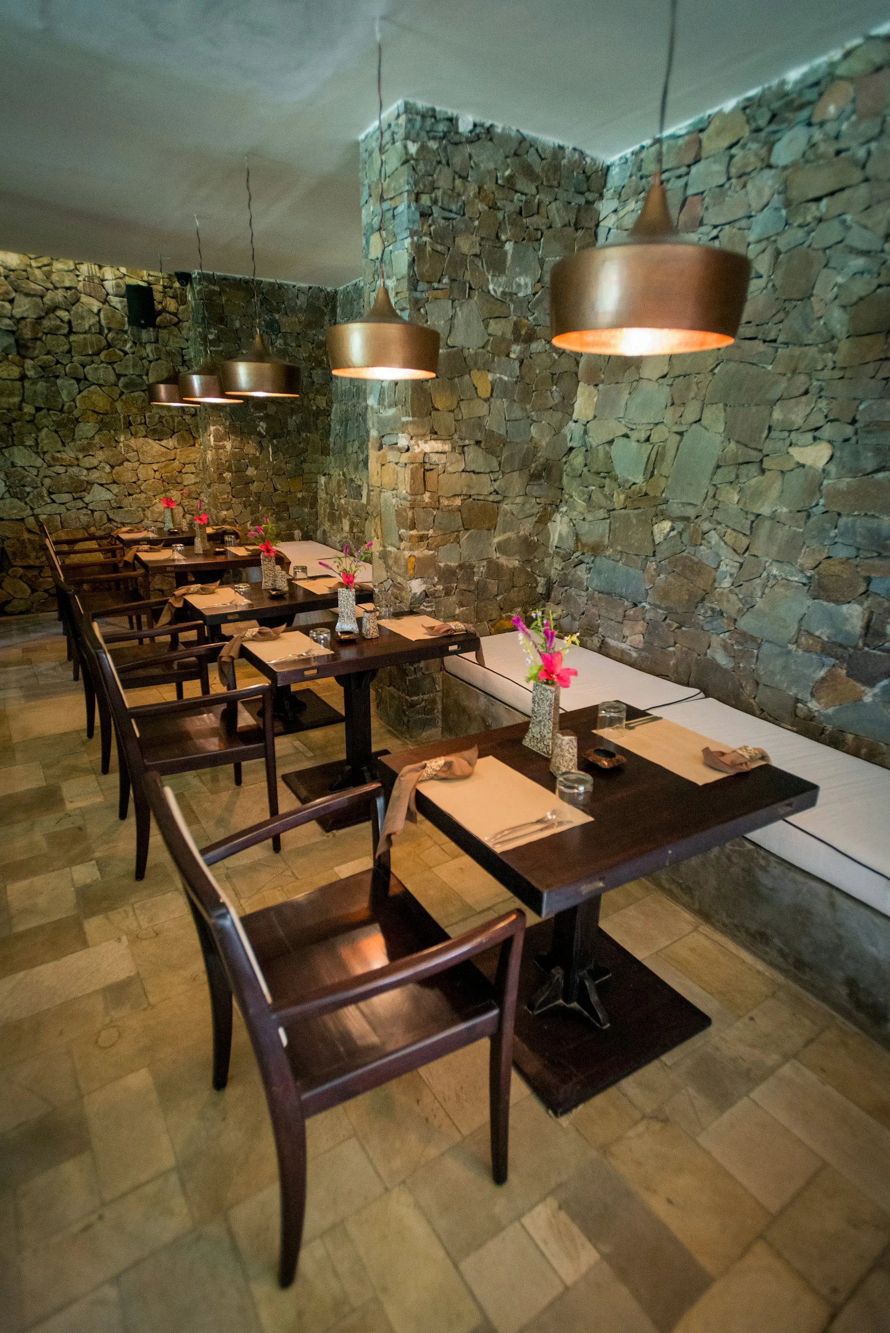 Restaurante — piedra y madera